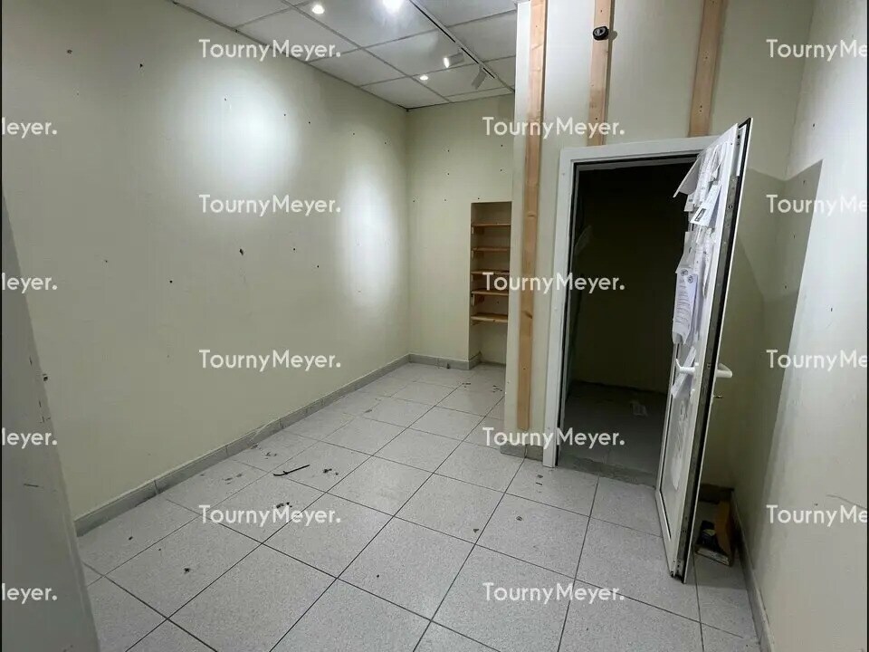 Retail in Billère for lease Interior Photo- Image 1 of 9