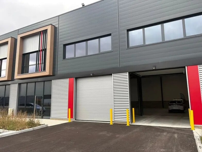 Flex in Saint-Laurent-de-Mure for lease - Building Photo - Image 2 of 11