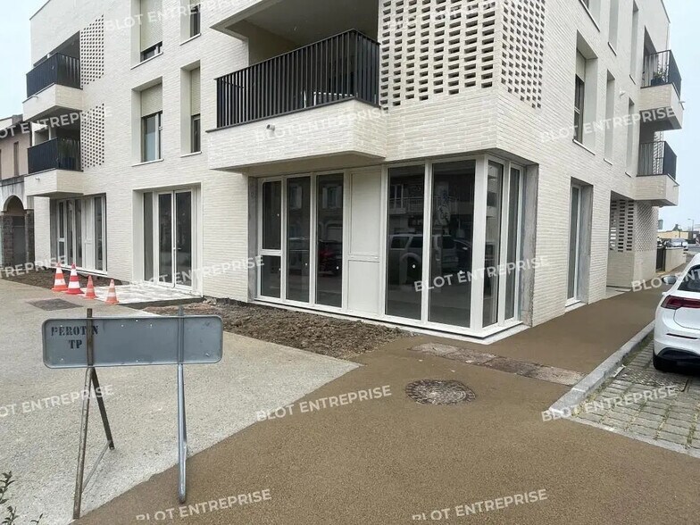 Office in Montauban-de-Bretagne for sale - Building Photo - Image 3 of 5