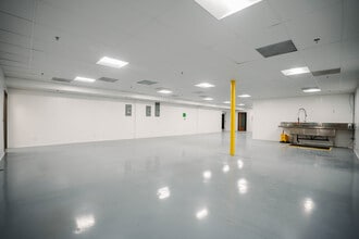 42650 Melanie Pl, Palm Desert, CA for lease Interior Photo- Image 2 of 4