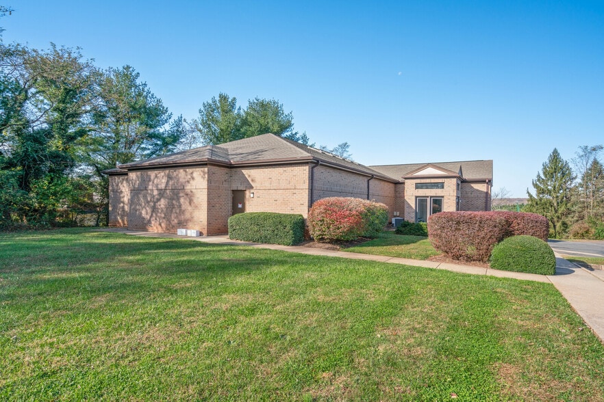 555 Hospital Dr, Warrenton, VA for lease - Building Photo - Image 3 of 26