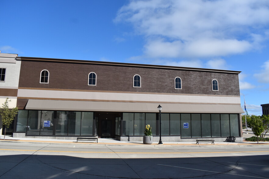 314 W Milwaukee St, Janesville, WI for lease - Building Photo - Image 3 of 3