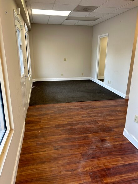 2213-2215 Rowland Dr, Thunderbolt, GA for lease - Interior Photo - Image 2 of 5