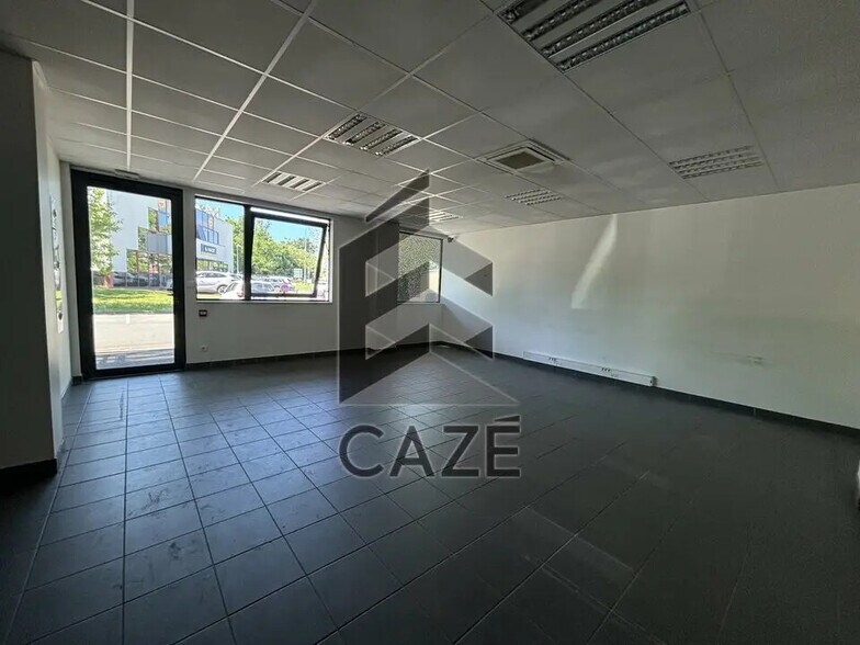 Office in Lormont for lease - Interior Photo - Image 2 of 2