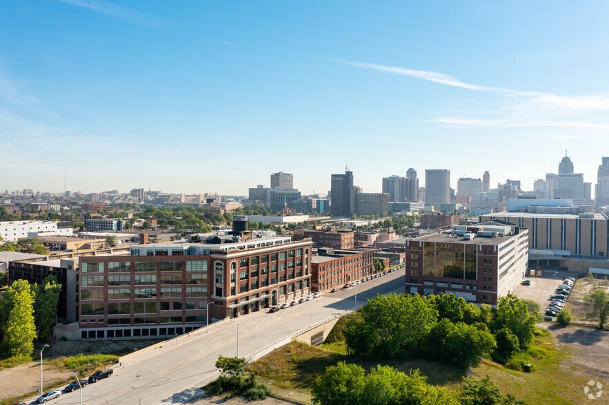1700 W Fort St, Detroit, MI for lease - Aerial - Image 2 of 39