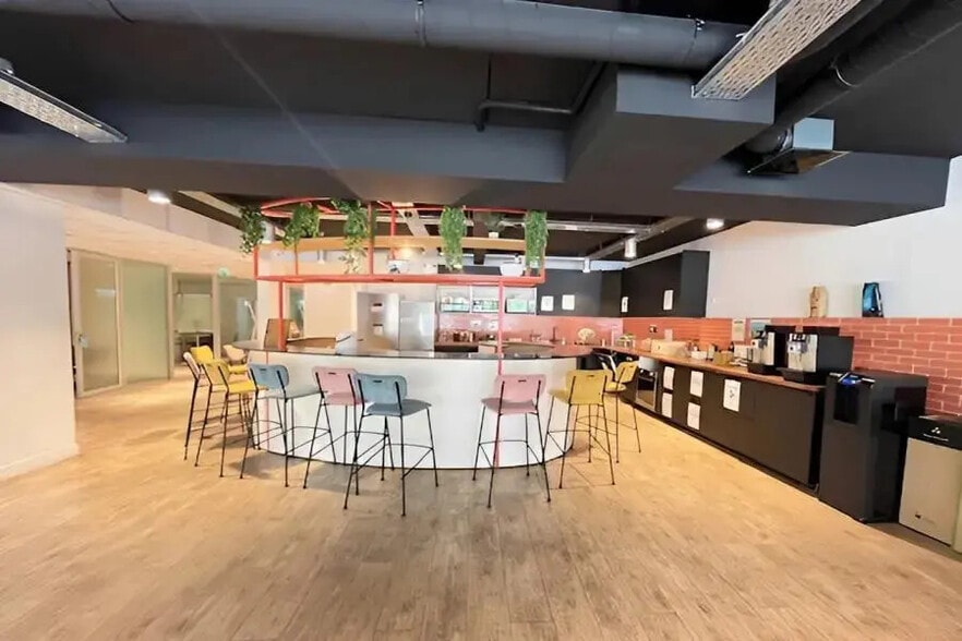 Office in Boulogne-Billancourt for lease - Building Photo - Image 2 of 2