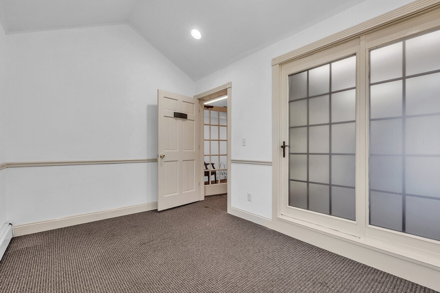 570 Yonkers Ave, Yonkers, NY for lease - Building Photo - Image 2 of 6