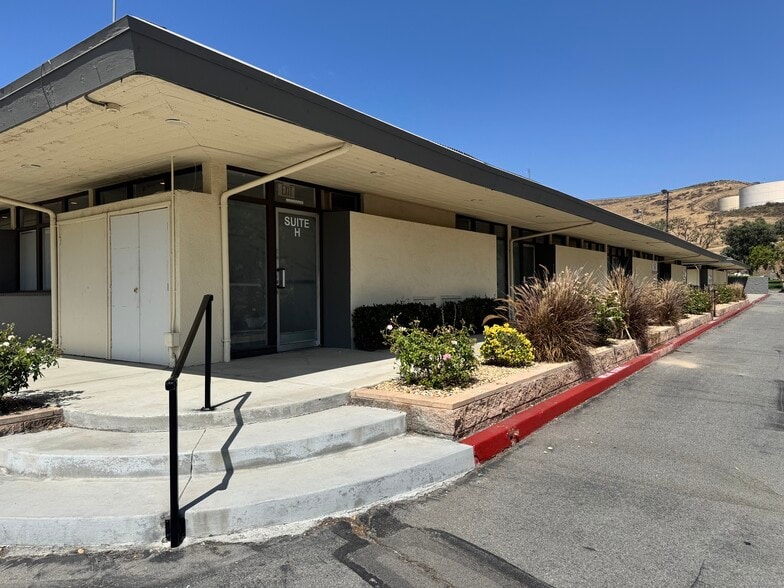 10241-10251 Country Club Dr, Jurupa Valley, CA for lease - Building Photo - Image 2 of 5