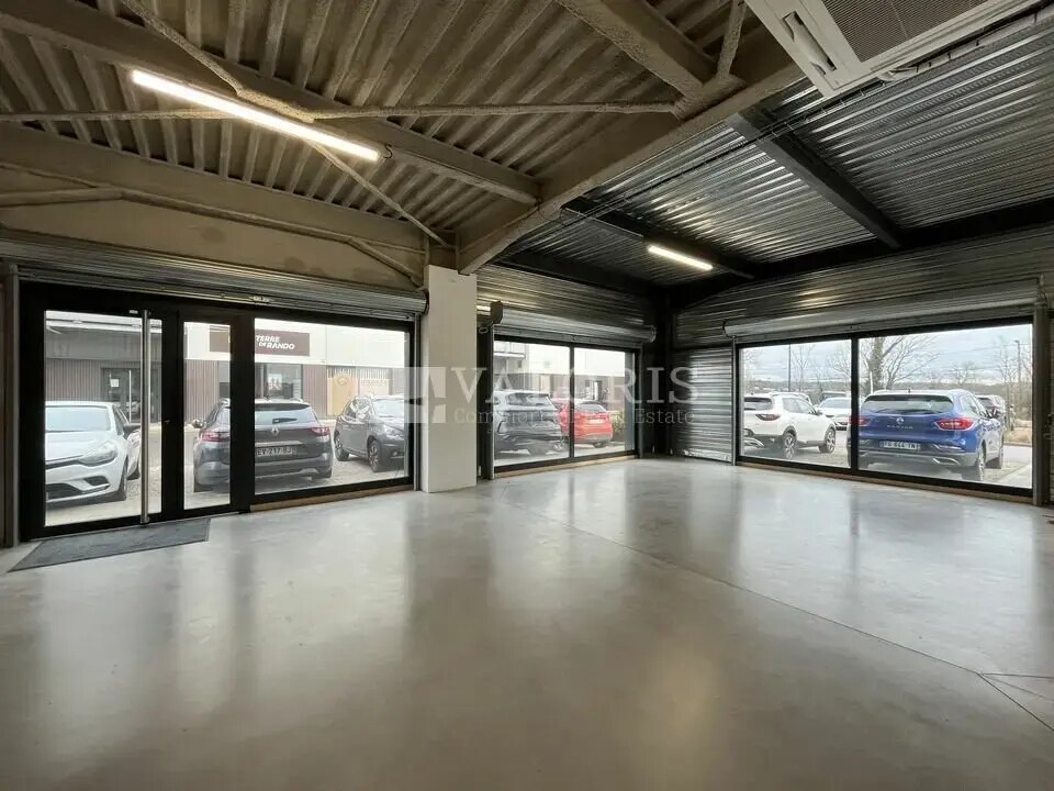 Genay, RHO 69730 - - - Interior Photo - Image 1 of 5