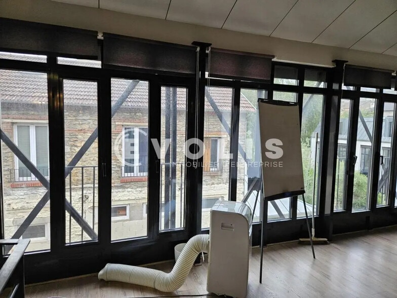 Office in Arcueil for lease - Interior Photo - Image 3 of 15