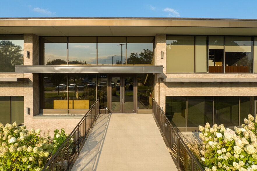 180 Renfrew Dr, Markham, ON for lease - Building Photo - Image 3 of 4