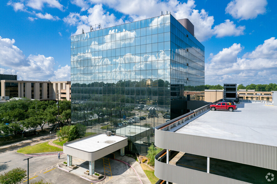 800 Peakwood Dr, Houston, TX for lease - Building Photo - Image 1 of 19