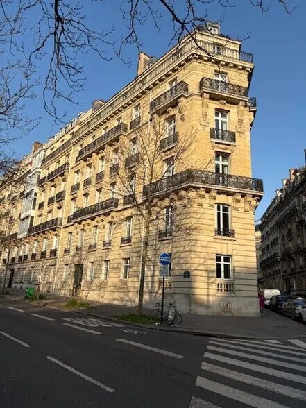 Office in Paris for sale - Building Photo - Image 1 of 8