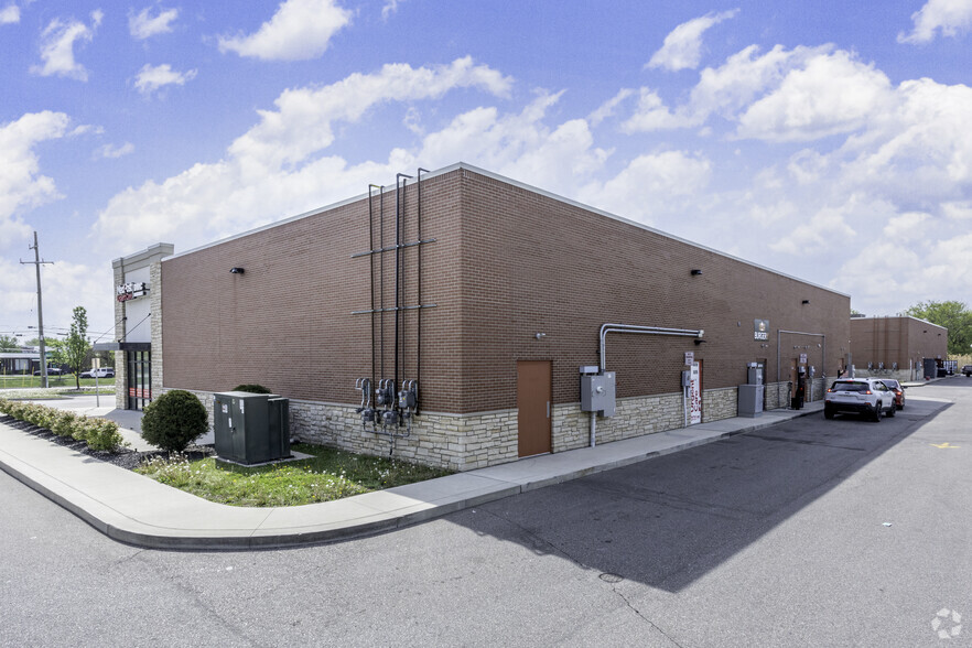 36717-36765 Van Dyke Ave, Sterling Heights, MI for lease - Building Photo - Image 3 of 5