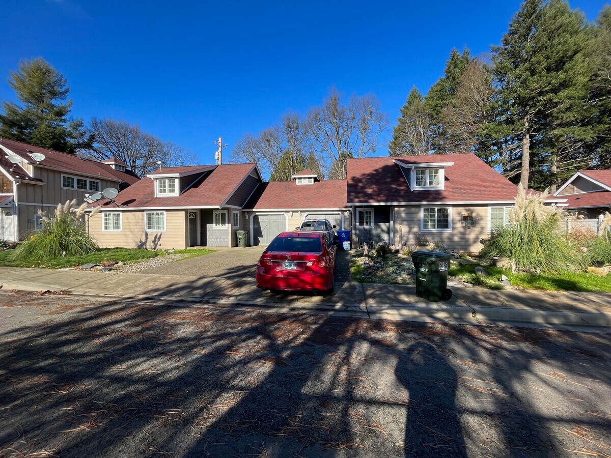 117 N Junction Ave, Cave Junction, OR 97523