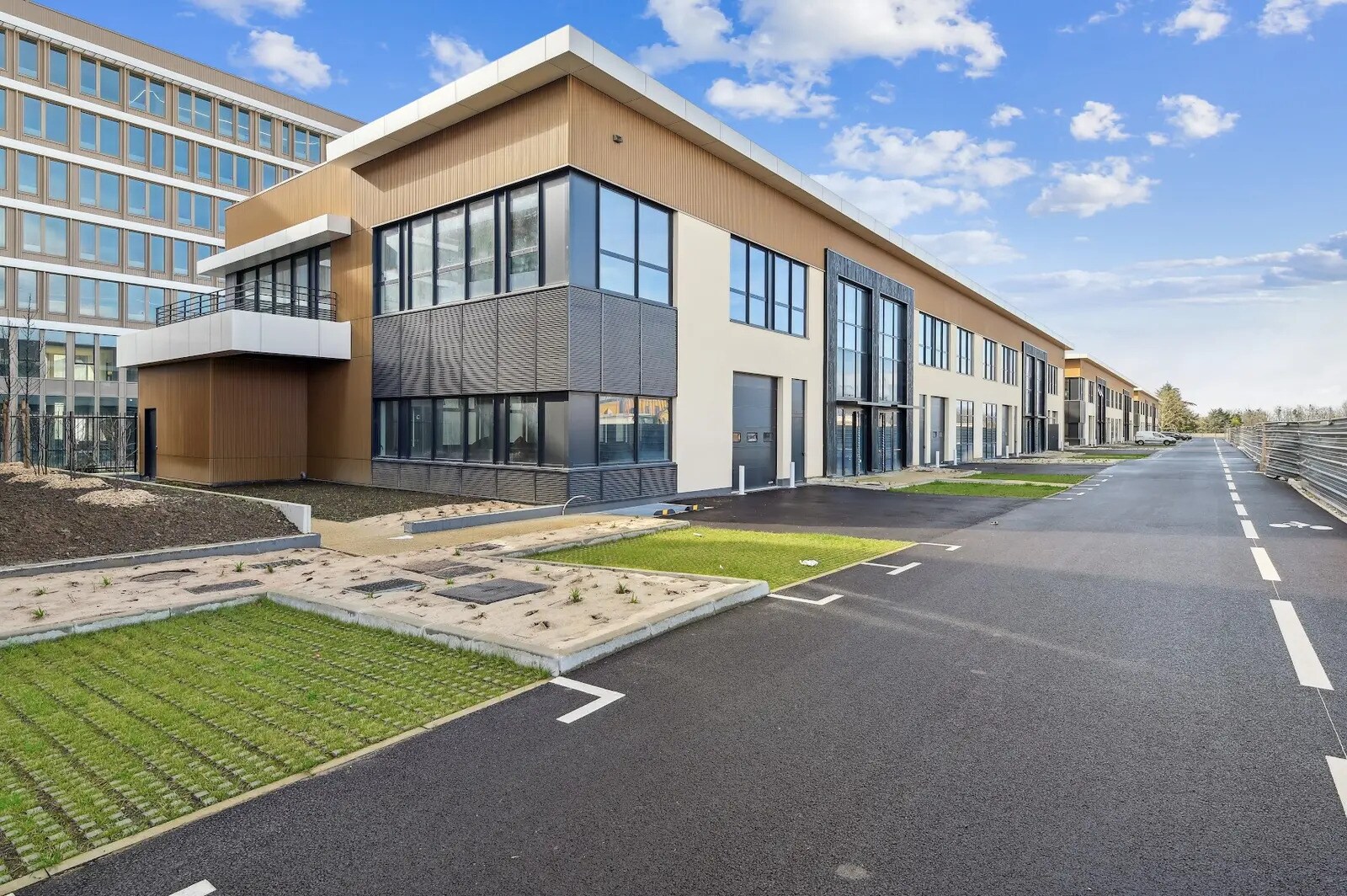 Flex in Nanterre for lease Building Photo- Image 1 of 8