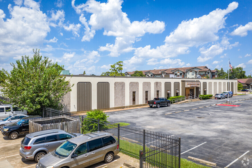 900 W 34th St, Houston, TX for lease - Building Photo - Image 3 of 23