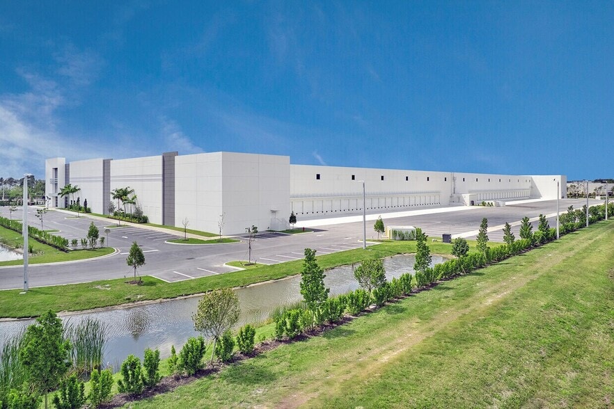 15430 Corporate Rd N, Jupiter, FL for lease - Building Photo - Image 2 of 13