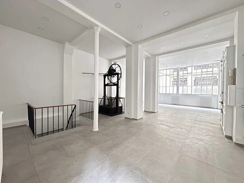 Office in Paris for lease - Interior Photo - Image 2 of 6