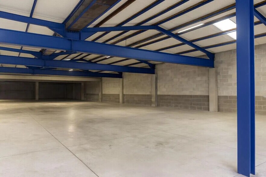 Industrial in PRINGY for lease - Interior Photo - Image 2 of 6