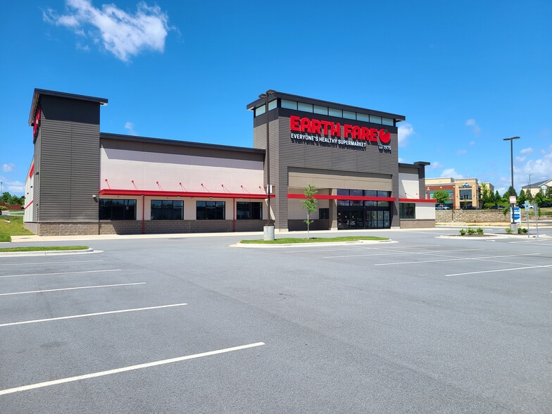 4105 Brian Jordan Pl, High Point, NC for sale - Building Photo - Image 3 of 11