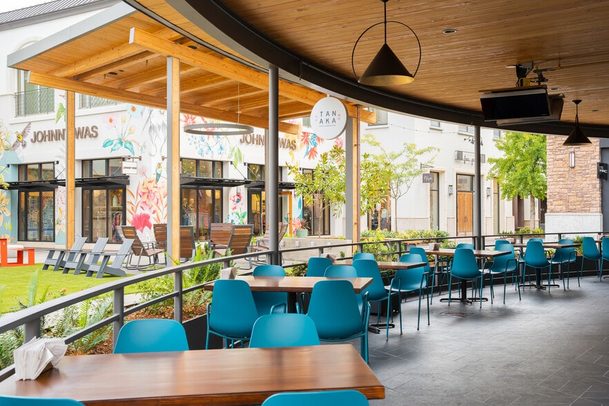 7227-7393 SW Bridgeport Rd, Portland, OR for lease - Building Photo - Image 2 of 7