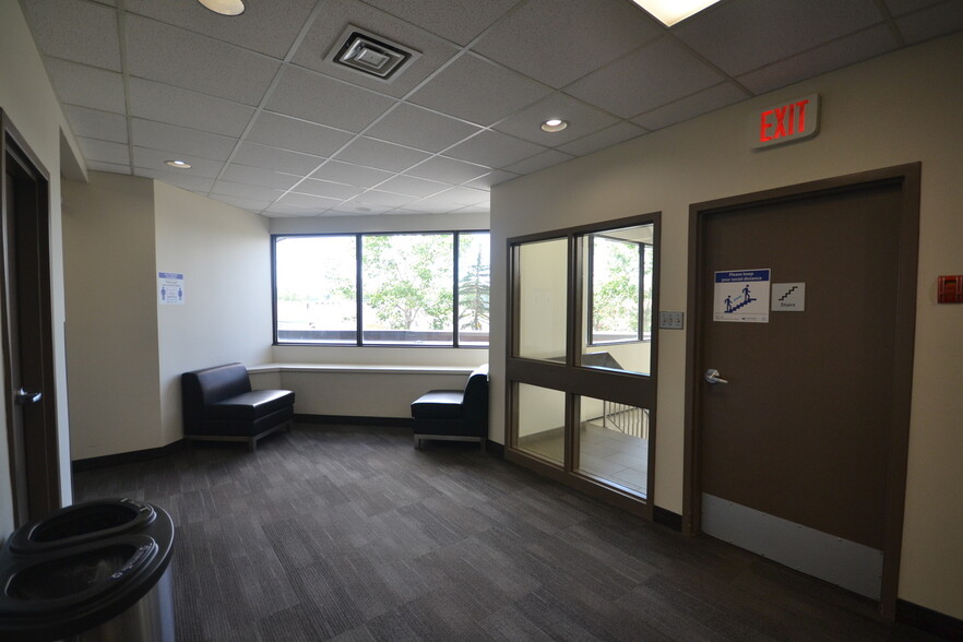 1620 29th St NW, Calgary, AB for lease - Interior Photo - Image 3 of 6