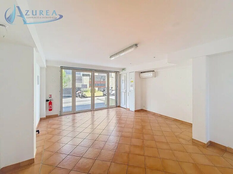 Retail in Antibes for lease - Interior Photo - Image 2 of 12