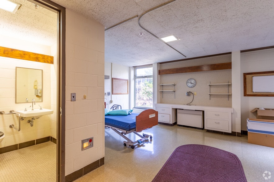 1890 E Apple Ave, Muskegon, MI for sale - Interior Photo - Image 3 of 20