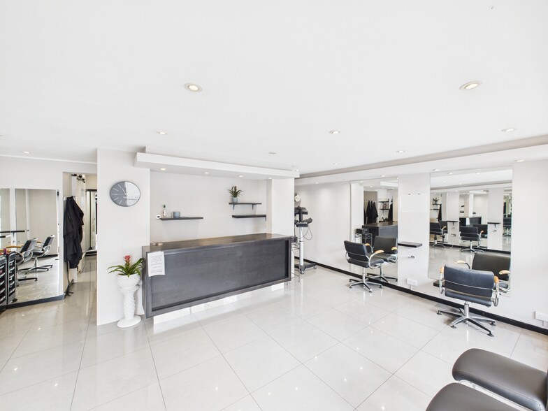 77 Dalblair Rd, Ayr for sale - Interior Photo - Image 2 of 3