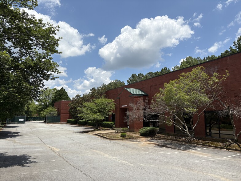 4090 Steve Reynolds Blvd, Norcross, GA for lease - Building Photo - Image 2 of 8