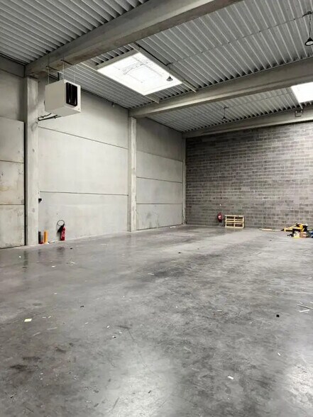 Flex in Avelin for lease - Interior Photo - Image 2 of 8