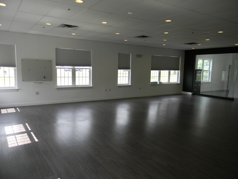 195 Russell St, Hadley, MA for lease - Interior Photo - Image 2 of 19