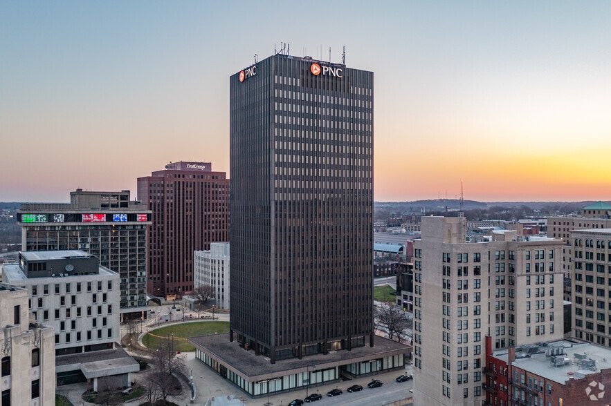 1 Cascade Plz, Akron, OH for lease - Building Photo - Image 2 of 3