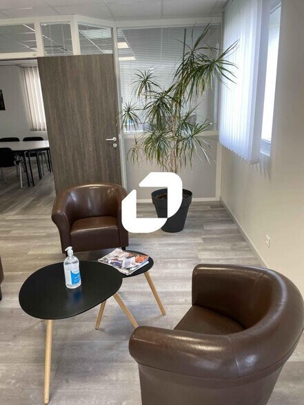 Flex in Reyrieux for lease - Interior Photo - Image 3 of 15