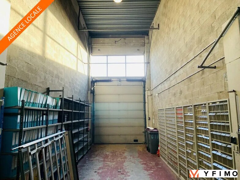 Flex in Poissy for lease - Interior Photo - Image 2 of 9