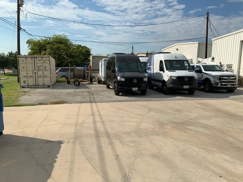 641 Industrial Blvd, Grapevine, TX for lease - Building Photo - Image 3 of 11