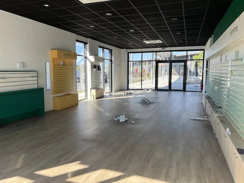 Retail in Biganos for lease - Interior Photo - Image 1 of 11