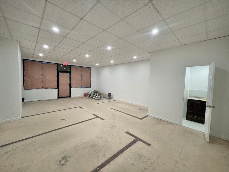 676 Onderdonk Ave, Ridgewood, NY for lease - Building Photo - Image 2 of 6