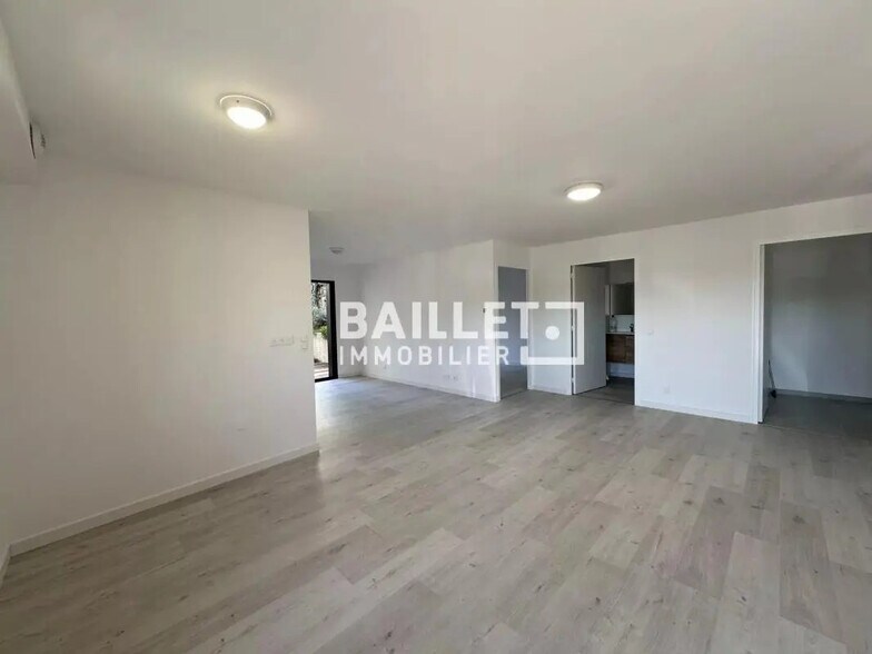 Office in Mougins for lease - Interior Photo - Image 2 of 14