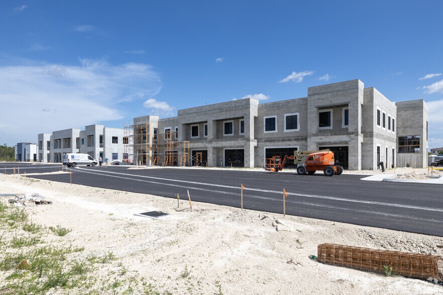 11850-11880 Cheeca Ct, Fort Myers, FL for lease - Primary Photo - Image 1 of 6