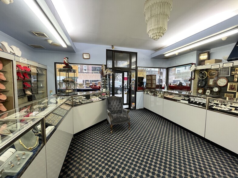 31-32 Ditmars Blvd, Astoria, NY for sale - Primary Photo - Image 1 of 1