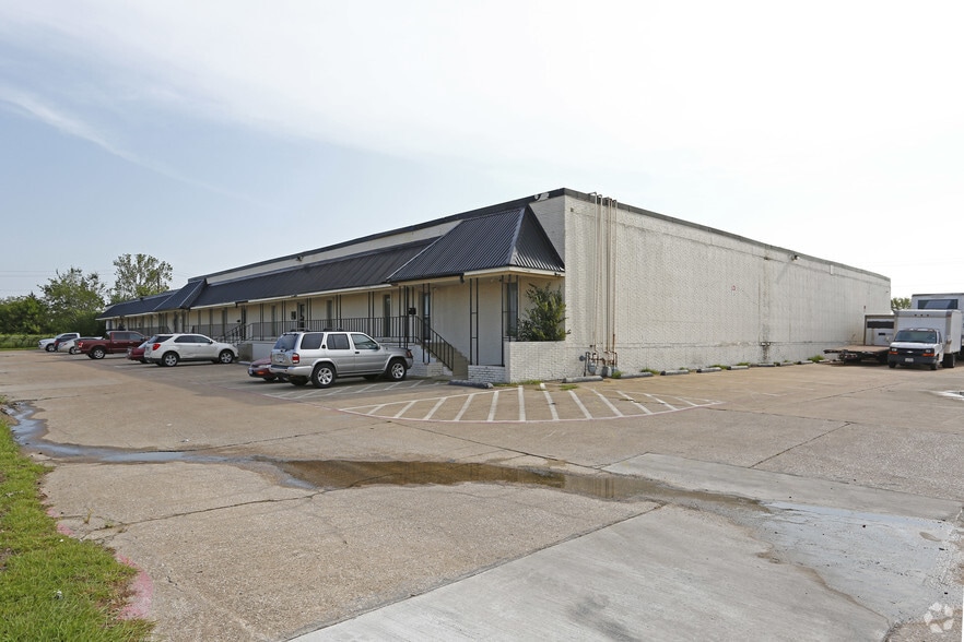 3022-3032 Lincoln Ct, Garland, TX for lease - Primary Photo - Image 1 of 18