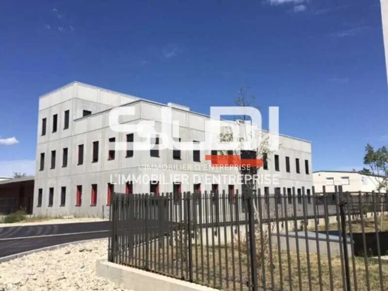 Office in Rillieux-la-Pape for lease - Building Photo - Image 1 of 8