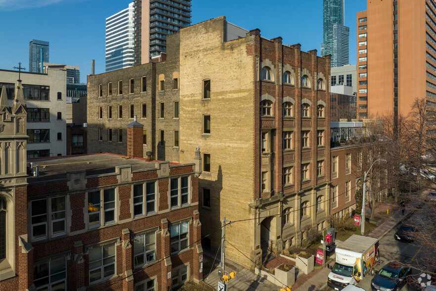 70 Bond St, Toronto, ON for lease - Building Photo - Image 1 of 4