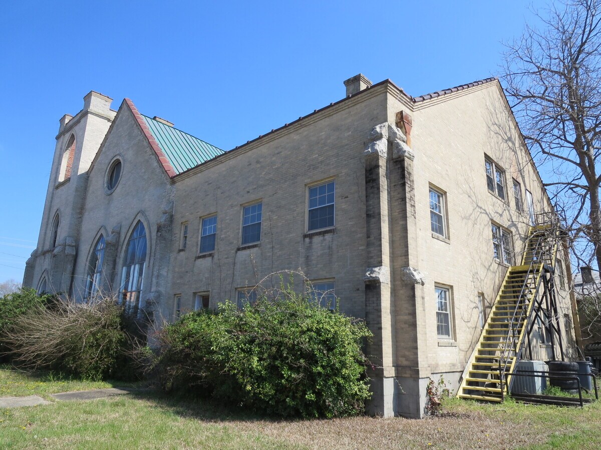 107 W Waddell St, Selma, NC 27576