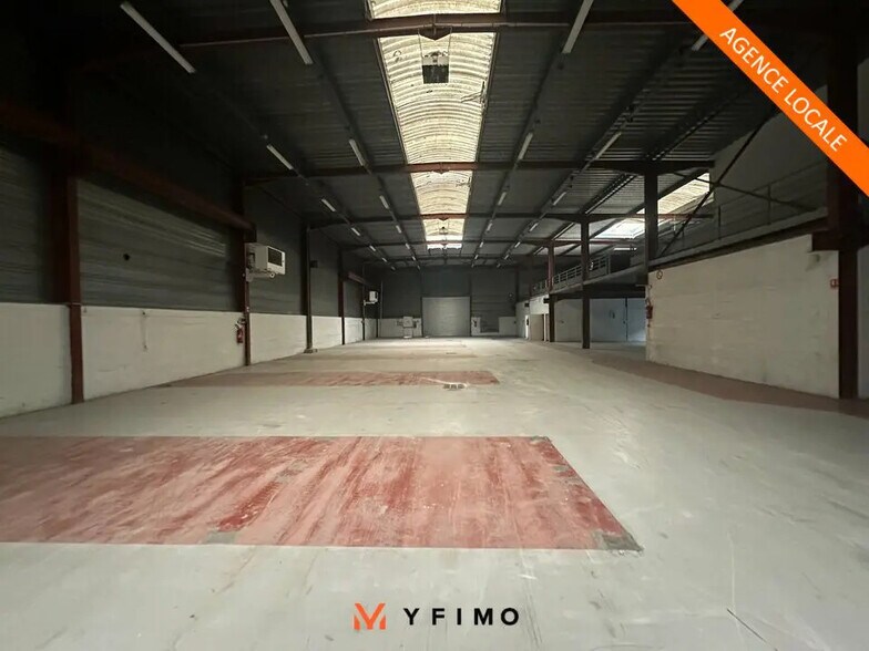 Flex in Coignières for lease - Interior Photo - Image 2 of 7