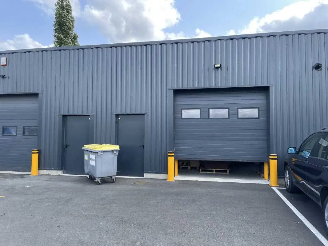 Retail in Bresles for lease Building Photo- Image 1 of 4