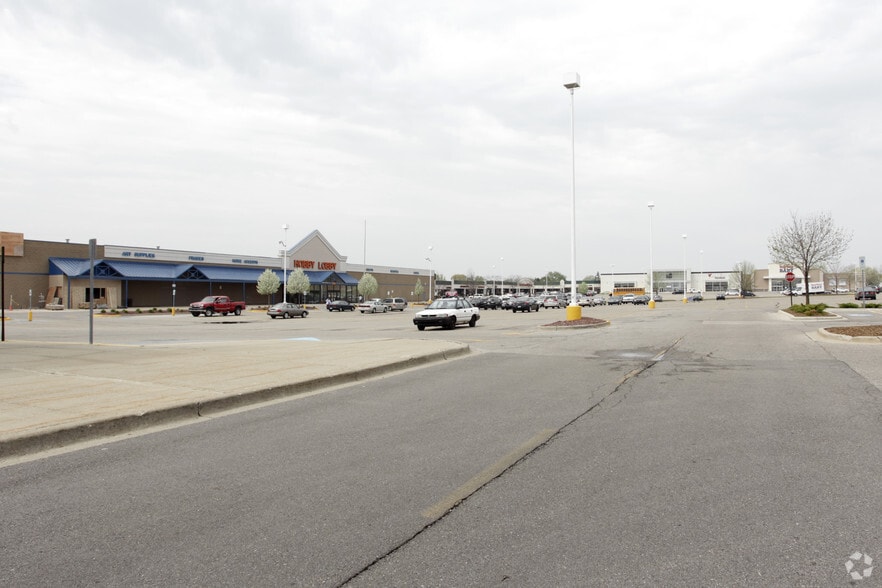 4110-4250 28th St SE, Grand Rapids, MI for lease - Building Photo - Image 1 of 7