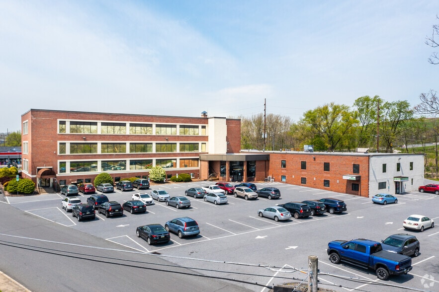 321 N Furnace St, Birdsboro, PA for lease - Building Photo - Image 2 of 4